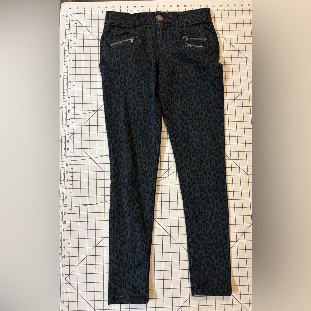 Democracy Ab-solution Women’s Size 2 Animal Print Skinny Jeans